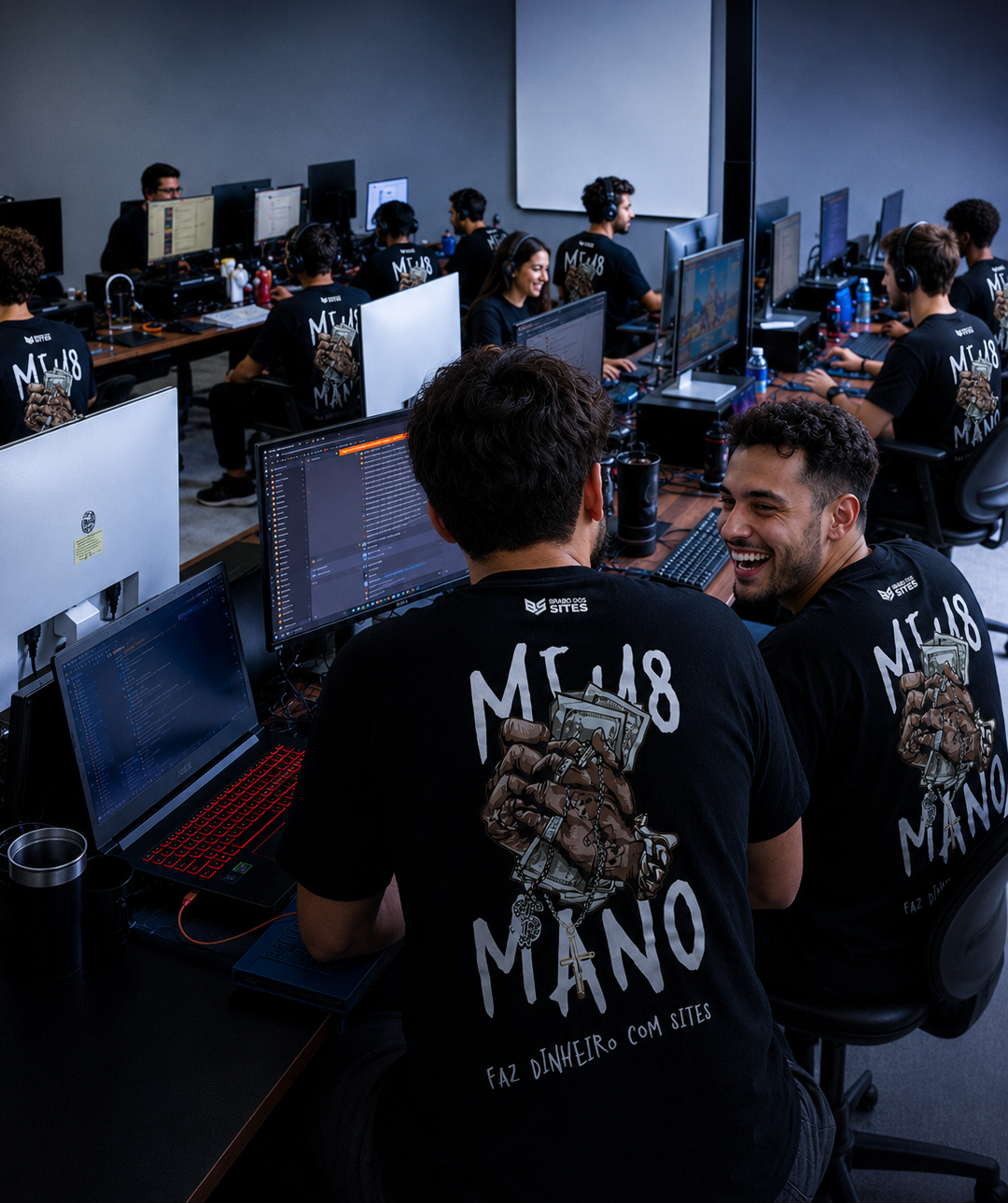 Equipe da Brabo dos Sites trabalhando no escritório, mais de 800 projetos entregues